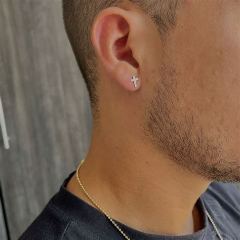 Aretes de marca para hombre .